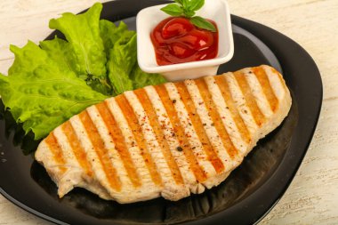 Baharatlar ve sos ızgara hindi biftek