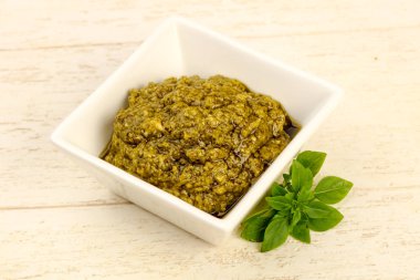 Fesleğenli pesto sos kasede bırakır