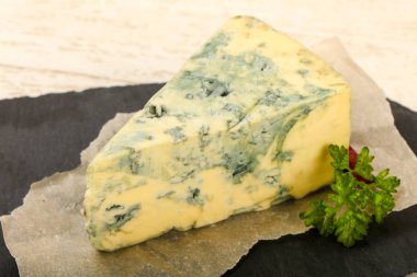 Mavi peynir maydanoz üzerinde ahşap arka plan ile