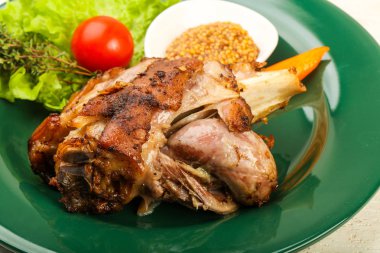 Kavrulmuş domuz diz dijon hardal sos ile