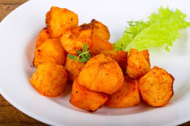 Otlu fırında patates.