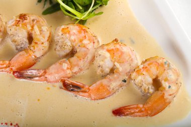 Krema soslu karides ve roka