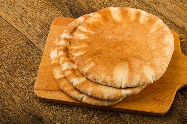 Pita Monte Pão Sobre Fundo Madeira — Fotografia de Stock