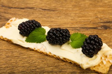 Yumuşak peynir, böğürtlen ve yaprakları tost