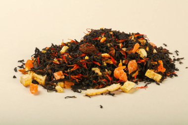 Aroma çay yığın meyve, meyveler ve otlar ahşap arka plan üzerinde