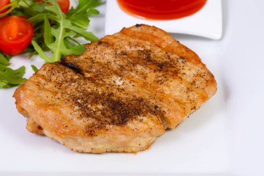 Izgara domuz sos ve salata sosu ile