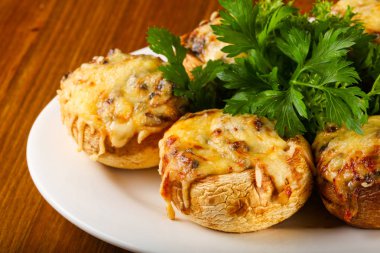 Otlar peynir ile doldurulmuş champignon hizmet