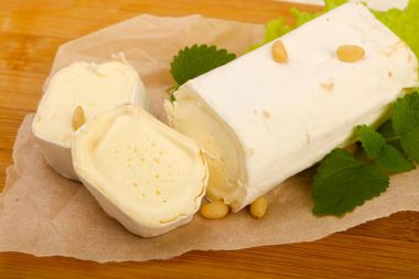 Sedir fıstıklı Brie peynirli rulo