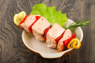 Biber ve limon ile som balığı şiş