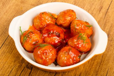 Dereotu, domates soslu köfte servis