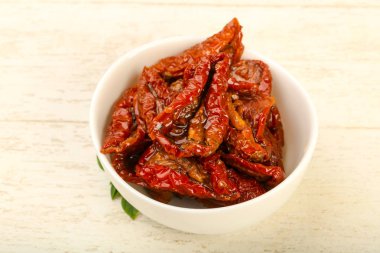 Kurutulmuş domates zeytin yağı fesleğen yaprakları ile