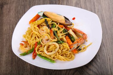 Deniz mahsulleri spagetti midye, yengeç ve karides