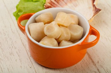 Çiğ deniz tarakları kasede pişmeye hazır.