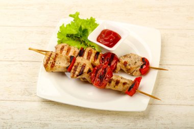 Domates ve biber ahşap arka plan üzerinde ızgara hindi şiş