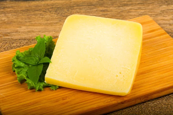 Queso Parmesano Con Hojas Ensalada Albahaca —  Fotos de Stock