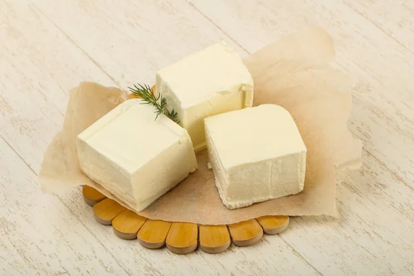 Queso Feta Con Eneldo Sobre Fondo Madera — Foto de Stock