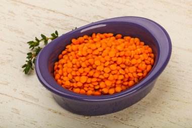 Kase ahşap arka plan üzerinde mercimek