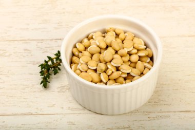 Kase ahşap arka plan üzerinde çiğ beyaz fasulye