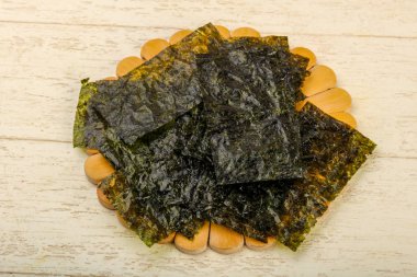Ahşap arka plan üzerinde fiş gevrek Nori yaprak 