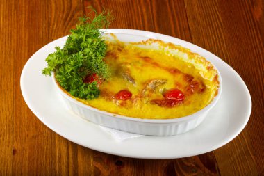 Kalamar ve peynirle ahşap arka plan üzerinde Cocotte