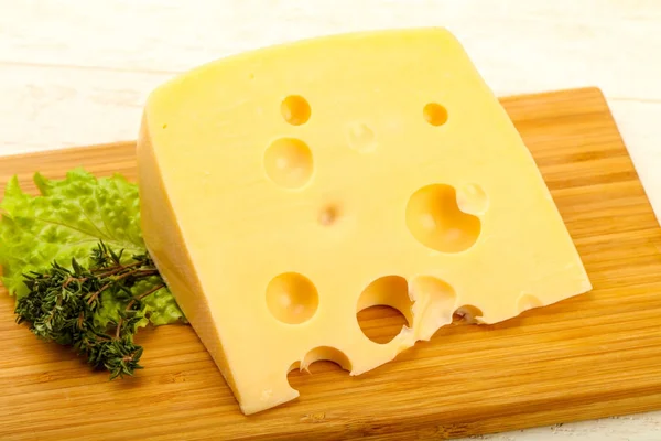木製の板の上のチーズの部分 — ストック写真