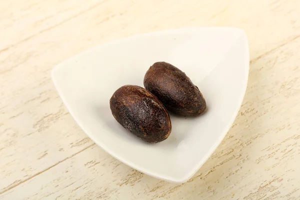 Dos Nutmegs Para Uso Culinare Sobre Fondo Madera —  Fotos de Stock