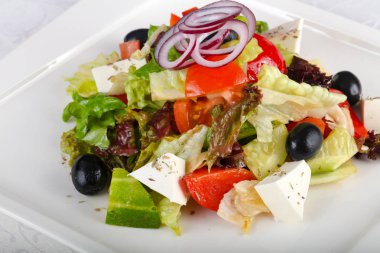 Beyaz peynir ve soğan ile Yunan salatası
