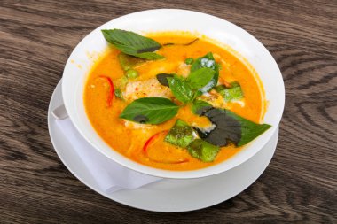 Fesleğen yaprakları ve tavuk ile kırmızı köri