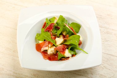 Salata proscuitto, mozzarella peyniri, rucola ve zeytin yağı