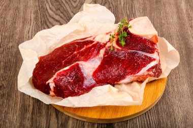 Kekik - yemek için hazır ile ham sığır eti