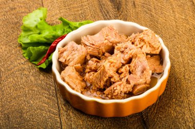 Kavanozda konserve ton balığı pişmeye hazır.