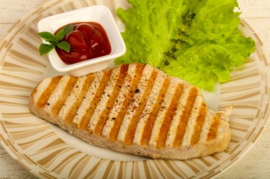 Baharatlar ve sos ızgara hindi biftek