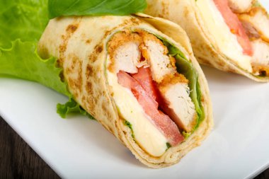 Tavuk ekmek rulo salata yaprakları ile