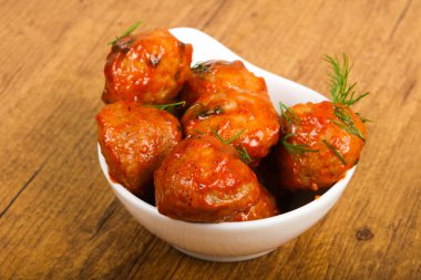 Dereotu, domates soslu köfte servis