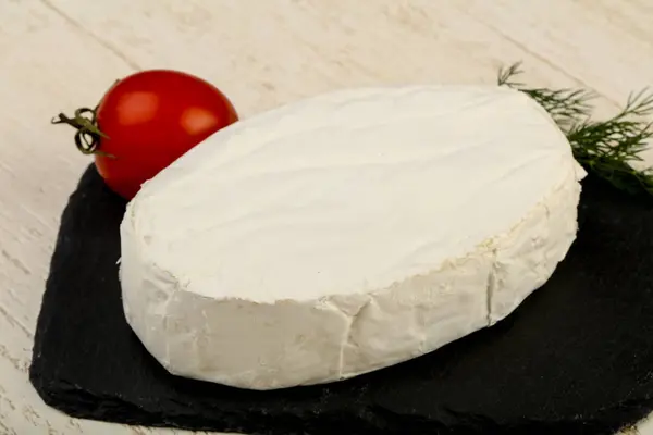 木製の背景上のカマンベール チーズ — ストック写真