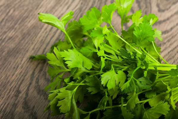 Salsa Folhas Sobre Fundo Madeira — Fotografia de Stock