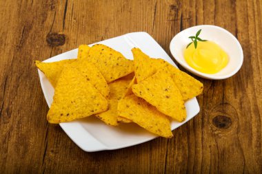 Nacho peynirli sos ile