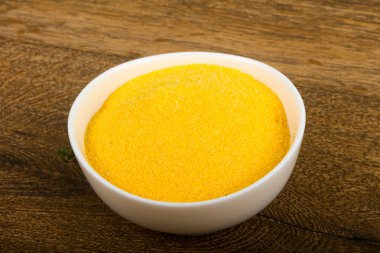 Ham polenta yemek pişirmek için hazır