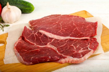 Ham sığır eti biftek yemek için hazır