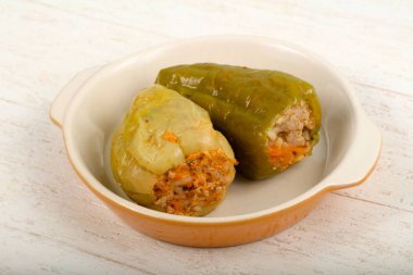 Ahşap arka plan üzerinde etli biber dolması