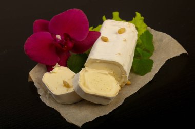 Sedir fıstıklı Brie peynirli rulo