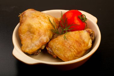 Fırında tavuk budu ve domates.