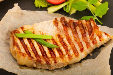 Soslu ve sebzeli ızgara domuz pirzolası.