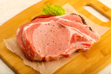 Biber ve tuz yemek pişirmek için hazır çiğ Domuz pirzola