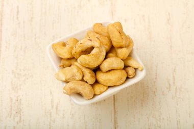 Kaju fıstığı yığın ahşap arka plan üzerinde