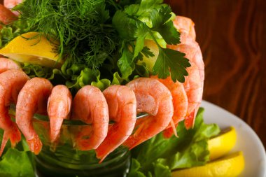 Karides kokteyl limon ve otlar ile