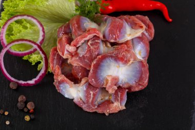 Yemek pişirmek için çiğ tavuk mide