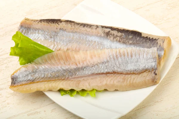 Heringsfilet Über Salatblättern Fertig Zum Essen — Stockfoto