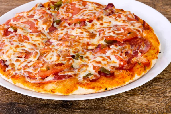 Pizza Con Salchichas Pimienta Tomate — Foto de Stock
