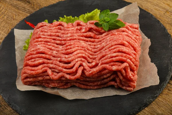 Carne Picada Res Con Hojas Albahaca Listas Para Cocinar —  Fotos de Stock